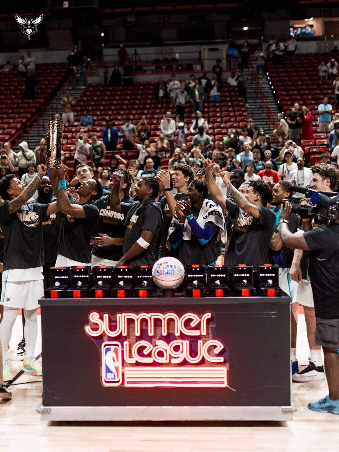 黄蜂队赢得了夏季联赛冠军 并在决赛中获得21分